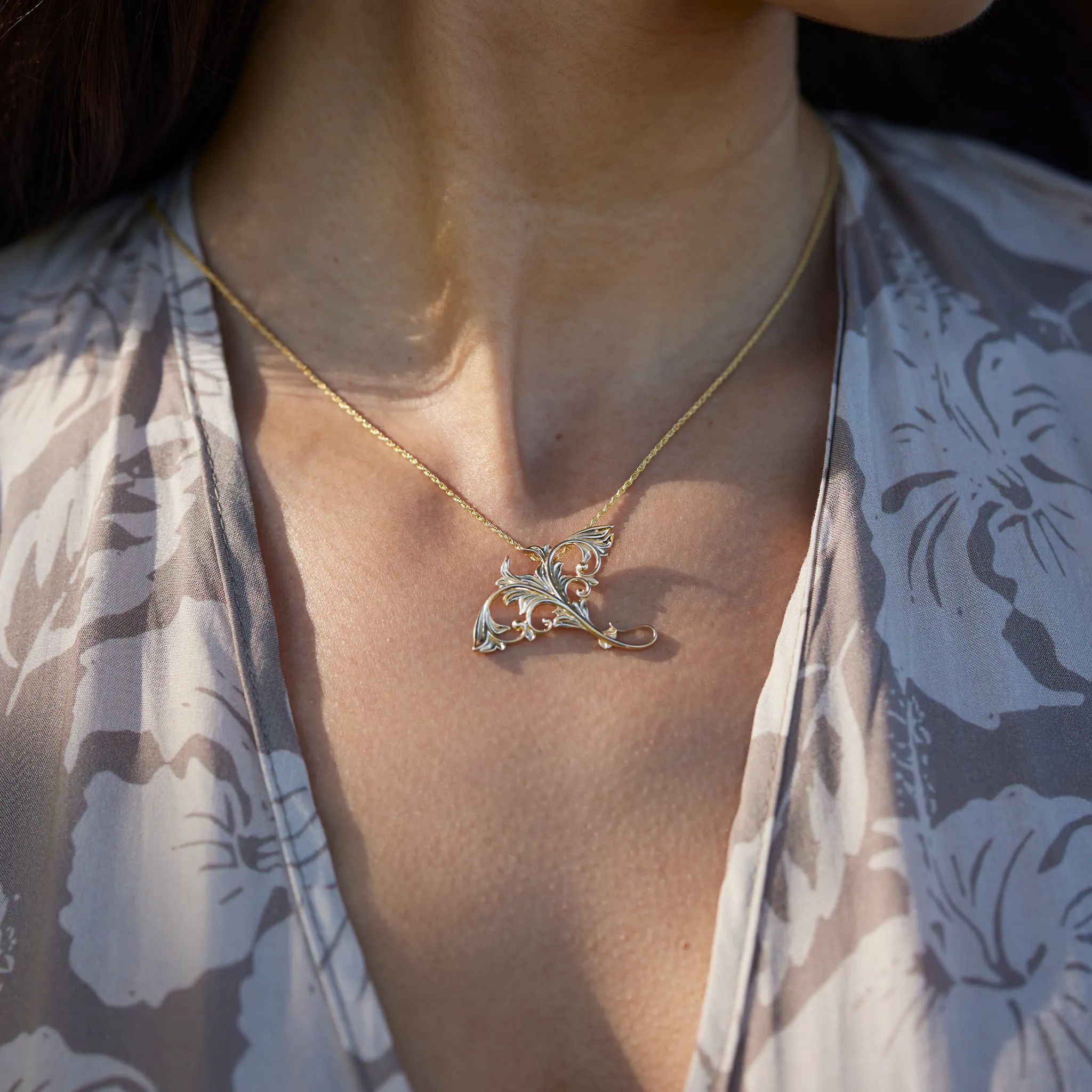 Living Heirloom Manta Ray Pendant in Gold - 35mm
